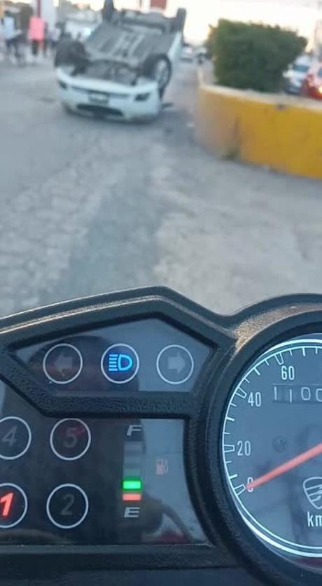 (video) Iba al Oxxo y termina volcando su vehículo en la Calle 71