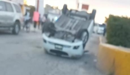(video) Iba al Oxxo y termina volcando su vehículo en la Calle 71