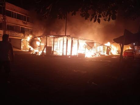 Crimen Organizado incendia mercado en Acapulco