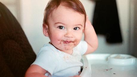 ¿Sabes por qué tu bebé te ofrece de su comida?