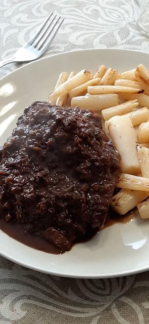 CARRILLERAS CON SALSA DE VINO CON CHOCOLATE