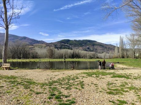 Vilela ofrece diversión en familia con pesca en lago en un entorno acogedor 7