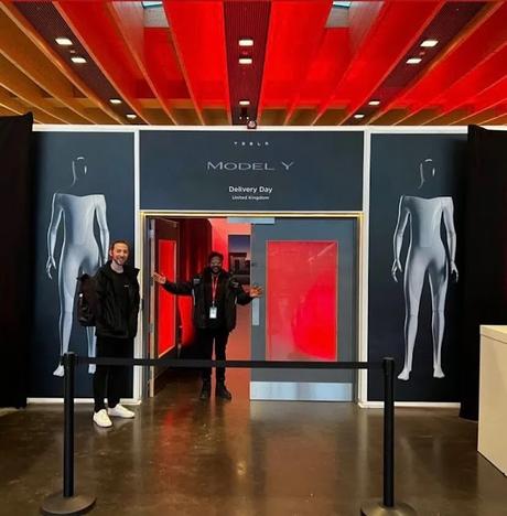 El Model Y se puede adquirir en el Reino Unido pero con volante del lado derecho. El Model Y se puede adquirir en el Reino Unido pero con volante del lado derecho.