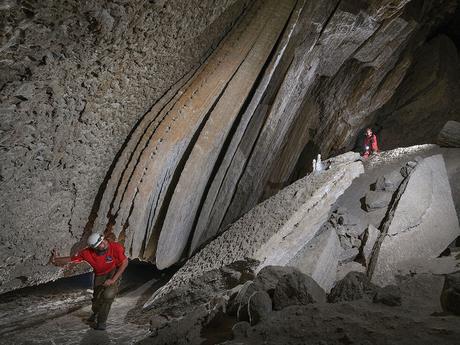 interior de Malham, la cueva de sal más larga del mundo, ubicada en el monte Sodoma de Israel