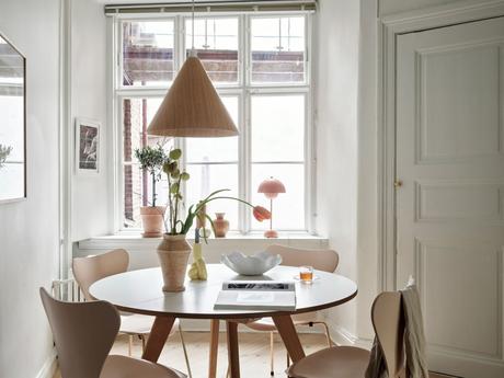delikatissen tiny scandi apartment sillas de diseño scandinavian style scandi kitchen estilo nórdico decoración de comedores comedor nórdico cocina nórdica cocina escandinava  