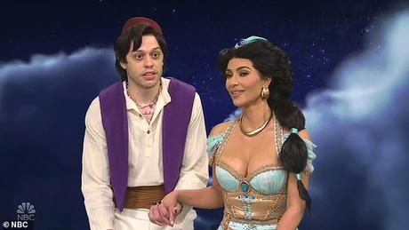 West no perdió la oportunidad de dar múltiples golpes al nuevo novio de Kardashian, el comediante de SNL Pete Davidson, al burlarse de las preocupaciones de seguridad de Kim.