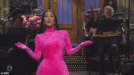 West, de 44 años, también se burló de su ex esposa, Kim Kardashian, mostrando parte de su monólogo de Saturday Night Live (en la foto), en el que ella lo elogió y lo describió como 