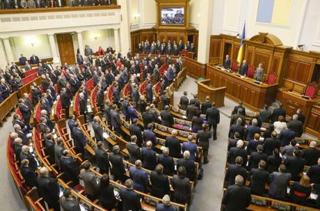 Parlamento ucraniano aprueba estado de excepción por 30 días