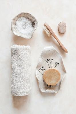 Exfoliante, cepillo, jabón y toalla