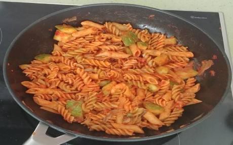 Fusilli con calabacín y gambas