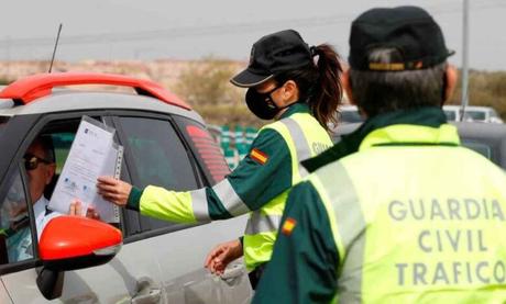 La DGT avisa: Esta es la multa por no llevar los documentos fundamentales en tu coche