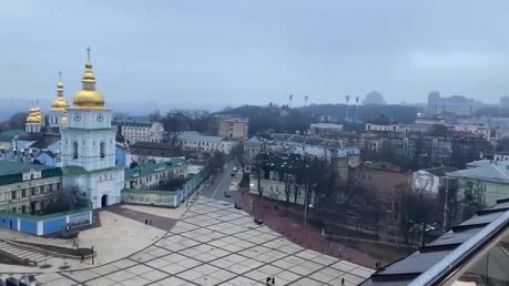 (video) Ucranianos huyen de las ciudades o se refugian en el metro