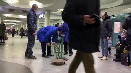 (video) Ucranianos huyen de las ciudades o se refugian en el metro