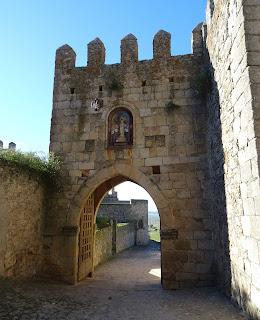 Colaboraciones de Extremadura, caminos de cultura: Las troneras de cruz y orbe en los escudos de Trujillo, en Extremos del Duero