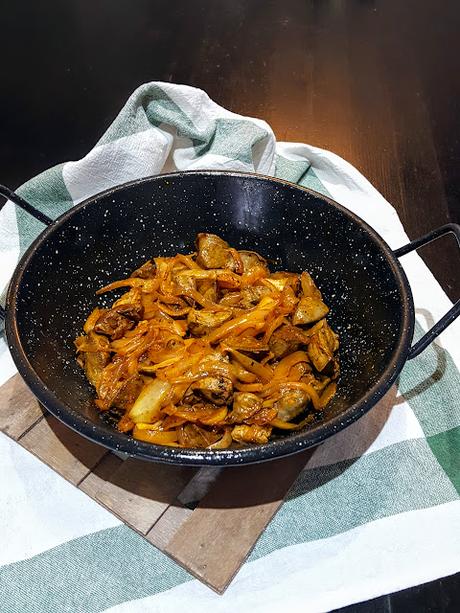Asadurilla de cabrito encebollada Asadurilla de cabrito encebollada