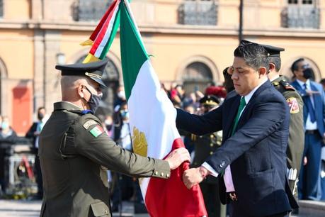 Conmemoran el Día de La Bandera en Plaza de los Fundadores