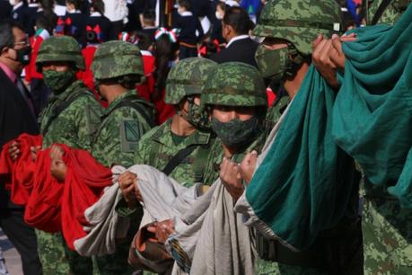 Conmemoran el Día de La Bandera en Plaza de los Fundadores