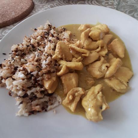 POLLO AL CURRY CON ARROZ DE COLIFLOR