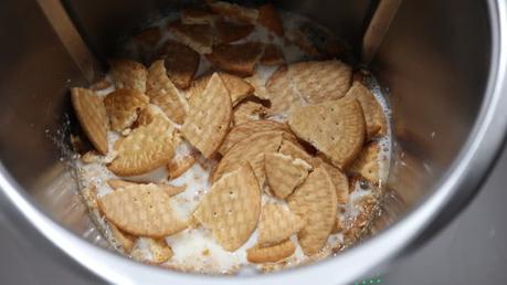 Flan de Galleta Thermomix ® Ponemos las galletas y el resto de los ingredientes y trituramos