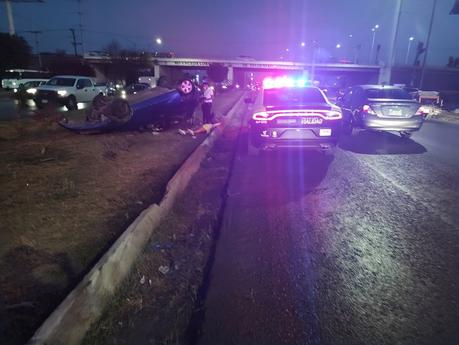 Se registra volcadura en carriles centrales de la Carretera 57