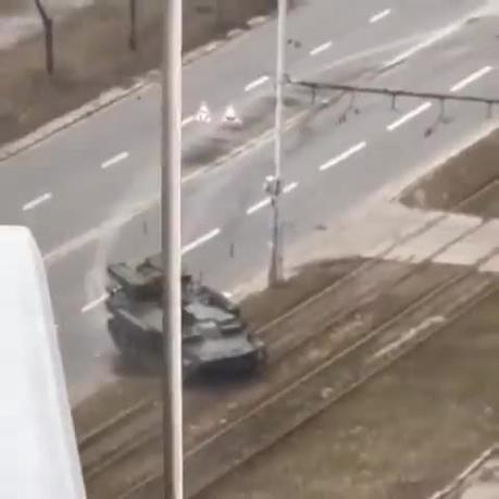 (Video) Tanque ruso aplasta automóvil civil con una persona adentro