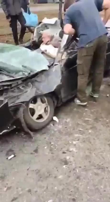(Video) Tanque ruso aplasta automóvil civil con una persona adentro