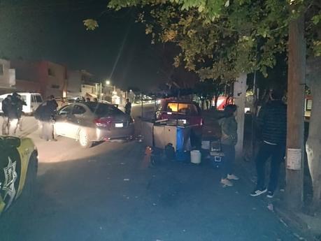 Vehículos choca contra puesto de tacos en la colonia Industrial Aviación