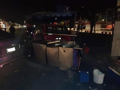 Vehículos choca contra puesto de tacos en la colonia Industrial Aviación