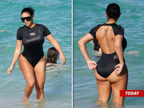 Kanye parece enamorado de Chaney Jones, cuerpo de playa en pantalla completa Shani Jones