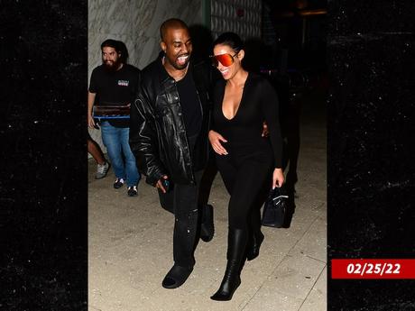 Kanye parece enamorado de Chaney Jones, cuerpo de playa en pantalla completa Kanye West Chaney Jones