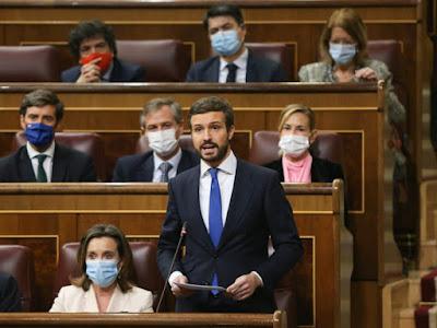 El PP se hunde como el “Titanic”, pero sin orquesta, que ya no sigue a bordo.