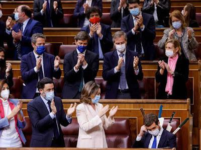 El PP se hunde como el “Titanic”, pero sin orquesta, que ya no sigue a bordo.