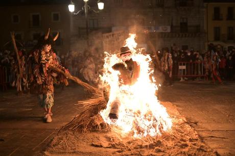 La recreación del Entroido Berciano anima Ponferrada terminando con la quema del Antruejo en la Plaza del Ayuntamiento 8