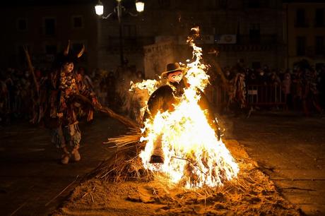 La recreación del Entroido Berciano anima Ponferrada terminando con la quema del Antruejo en la Plaza del Ayuntamiento 20