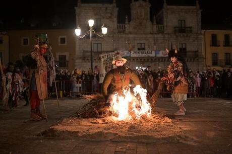 La recreación del Entroido Berciano anima Ponferrada terminando con la quema del Antruejo en la Plaza del Ayuntamiento 17