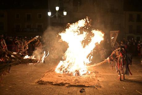 La recreación del Entroido Berciano anima Ponferrada terminando con la quema del Antruejo en la Plaza del Ayuntamiento 2