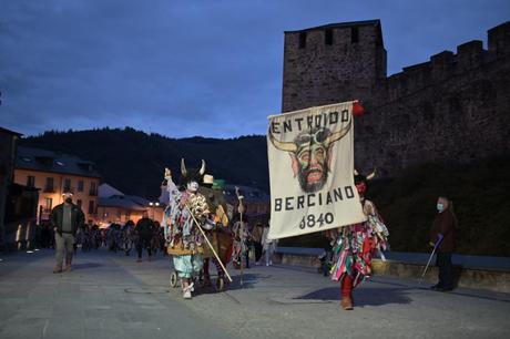 La recreación del Entroido Berciano anima Ponferrada terminando con la quema del Antruejo en la Plaza del Ayuntamiento 19