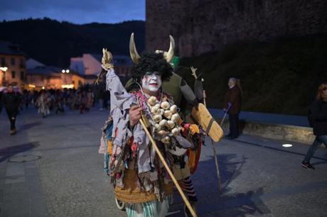 La recreación del Entroido Berciano anima Ponferrada terminando con la quema del Antruejo en la Plaza del Ayuntamiento 15
