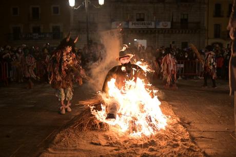 La recreación del Entroido Berciano anima Ponferrada terminando con la quema del Antruejo en la Plaza del Ayuntamiento 10