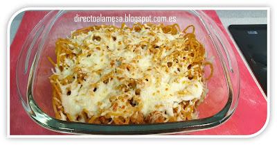 Espaguetis gratinados con salsa boloñesa