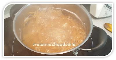 Espaguetis gratinados con salsa boloñesa