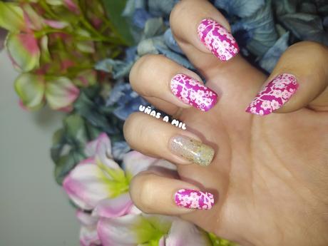 Diseño de uñas en rosa fucsia con flores blancas