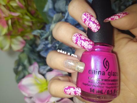 Diseño de uñas en rosa fucsia con flores blancas
