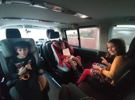Tres niños acontramarcha en una furgoneta Volkswagen Multivan
