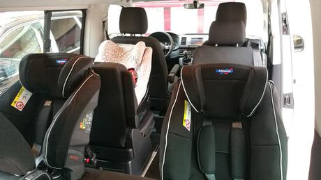 Tres niños acontramarcha en una furgoneta Volkswagen Multivan
