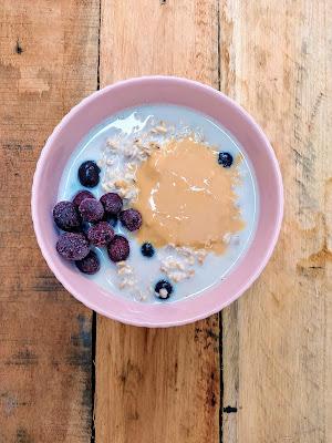 Overnight Oats - Con crema de cacahuete y arándanos