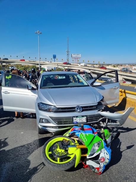 Vehículo atropella a motociclistas sobre el Distribuidor Juárez