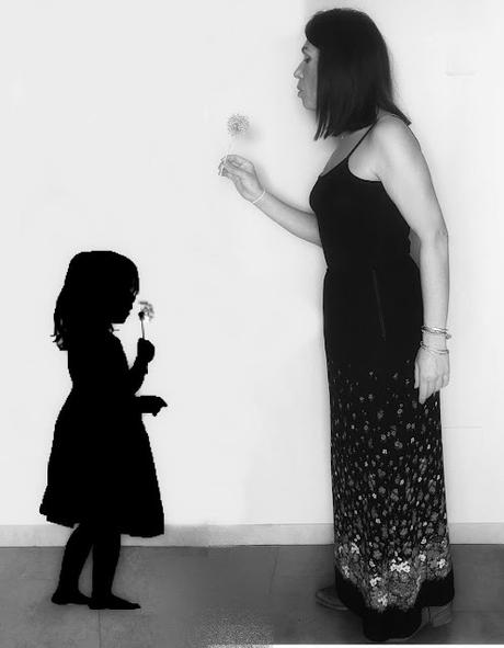 niña interior blanco y negro Recuperar tu esencia: Reconecta con tu niñx interior 03