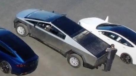 Nueva cubierta instalada en el baúl de la camioneta Cybetruck.