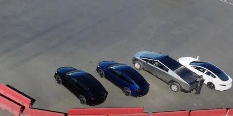 Nueva cubierta instalada en el baúl de la camioneta Cybetruck.